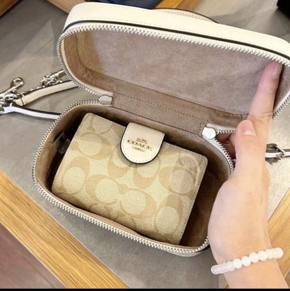NWT COACH CJ522 Train Case Crossbody in Signature Canvas & Leather Khaki/Chalk - Picture 3 of 4
